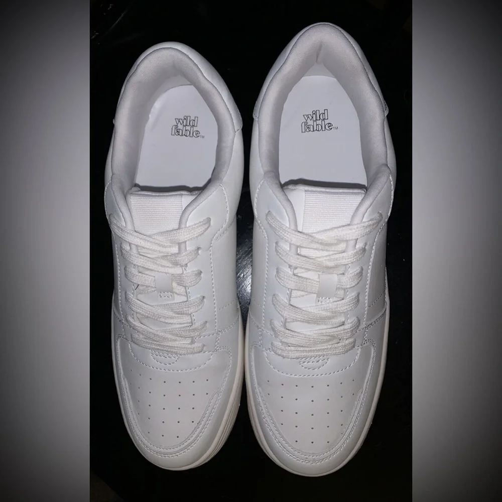 Wild Fable White Ladies Canvas Sneakers Like New lace up SZ 7 Thick durable Sole